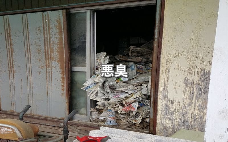 窓が開いてるゴミ屋敷の写真