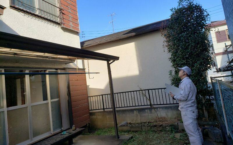 家を見ている人