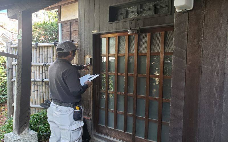 近隣へ挨拶周りをしている写真